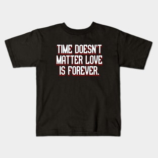 Time doesn’t matter love is forever. Kids T-Shirt